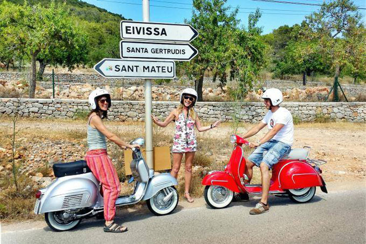 Ibiza en Vespa oferta viaje en invierno a Ibiza
