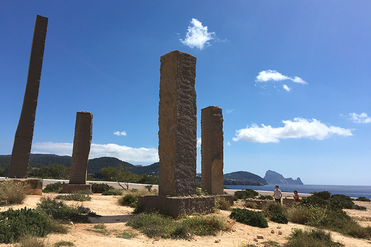 cala llentia monolitos vista