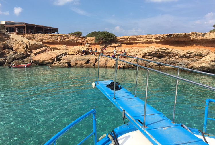 cala conta como llegar en barco