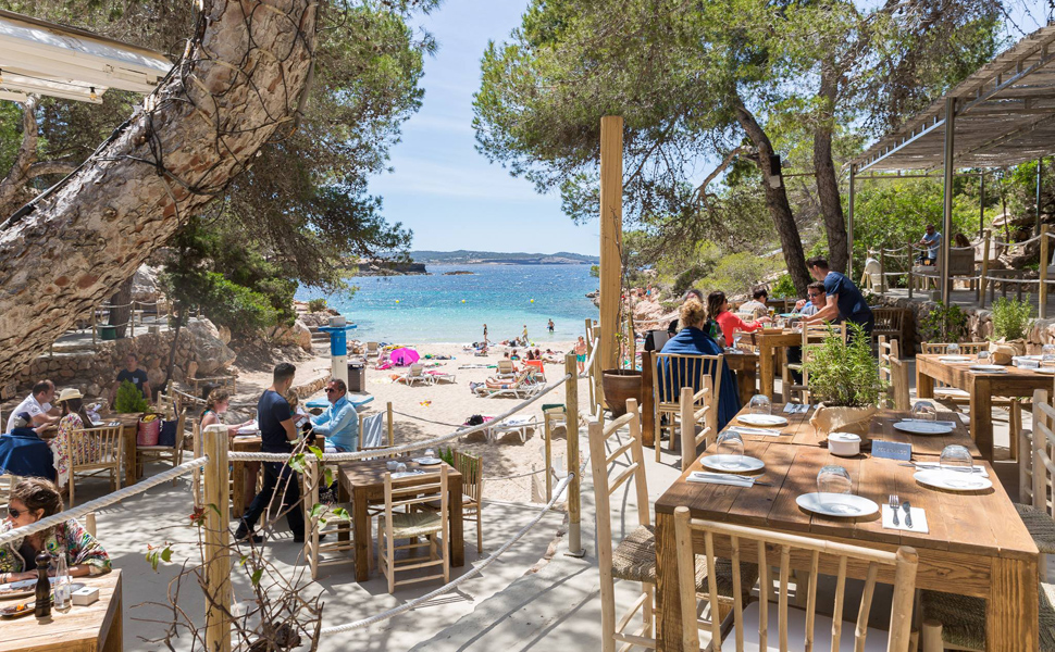 Disfruta de un delicioso almuerzo mediterráneo con vistas al mar en el restaurante Cala Gracioneta. © Cala Gracioneta