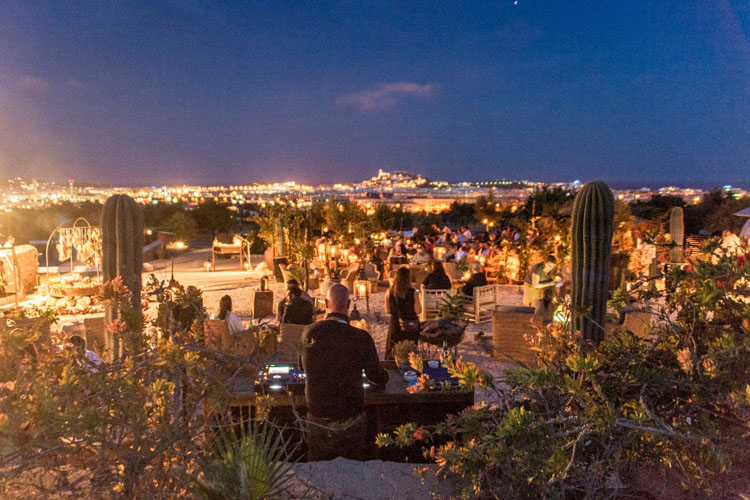 casa maca noches grill lugar de moda en ibiza place to be